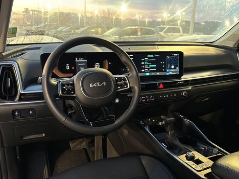 Used 2024 Kia Sorento S image 16