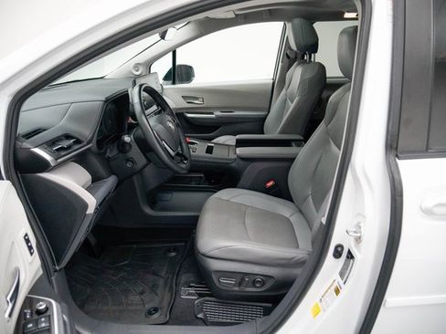 Used 2022 Toyota Sienna Limited image 15