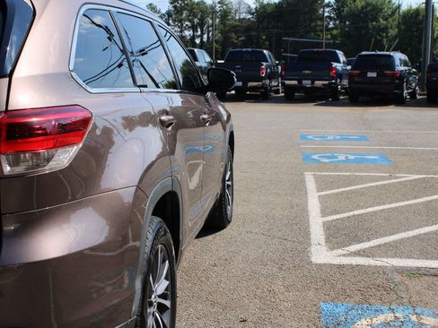Used 2017 Toyota Highlander XLE FWD image 40