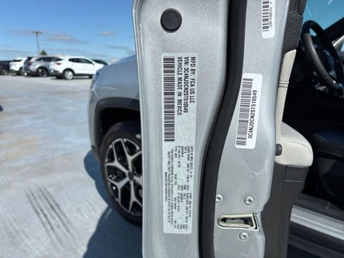 Used 2025 Jeep Compass Limited AWD/4WD image 30