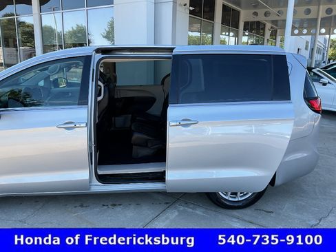 Used 2024 Chrysler Pacifica Touring-L FWD image 16