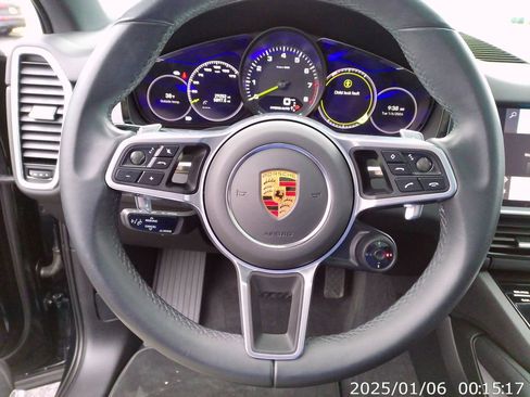 Used 2023 Porsche Cayenne Platinum Edition image 18
