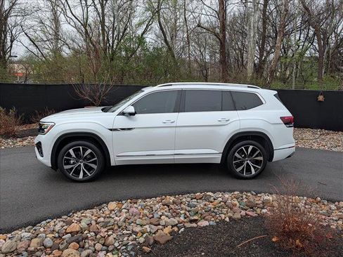 Used 2025 Volkswagen Atlas SEL Premium R-Line image 2