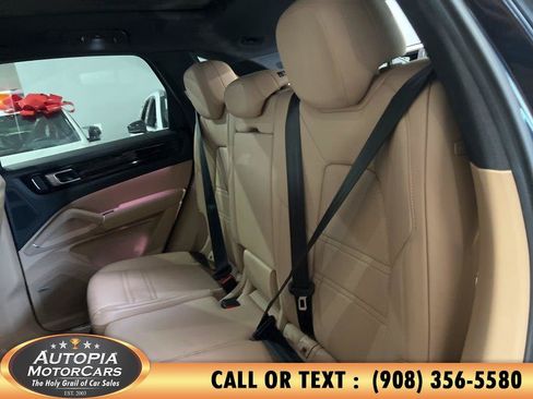 Used 2022 Porsche Cayenne AWD/4WD image 18