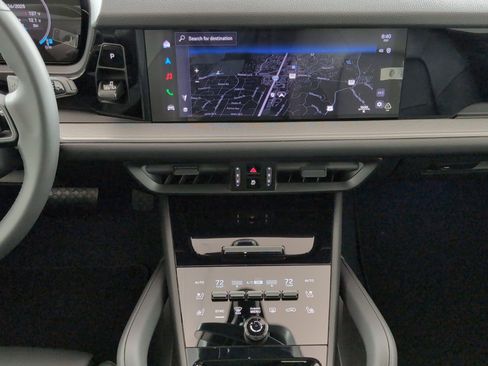 Used 2025 Porsche Cayenne image 31