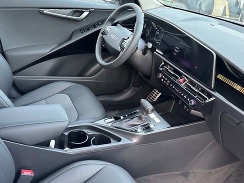 New 2025 Kia Niro EX Touring image 12