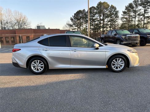 Used 2025 Toyota Camry LE image 3