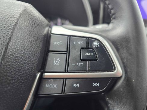 Used 2023 Toyota Highlander XLE FWD image 34