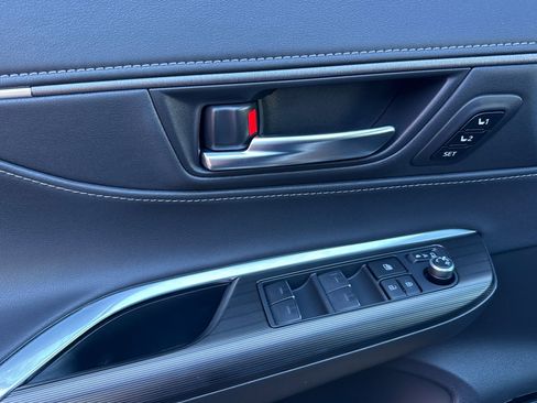 Used 2023 Toyota Venza Limited image 15