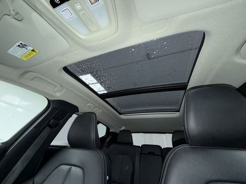 Used 2025 Volvo XC40 B5 Plus image 22