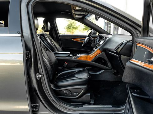 Used 2019 Lincoln Nautilus Select image 39