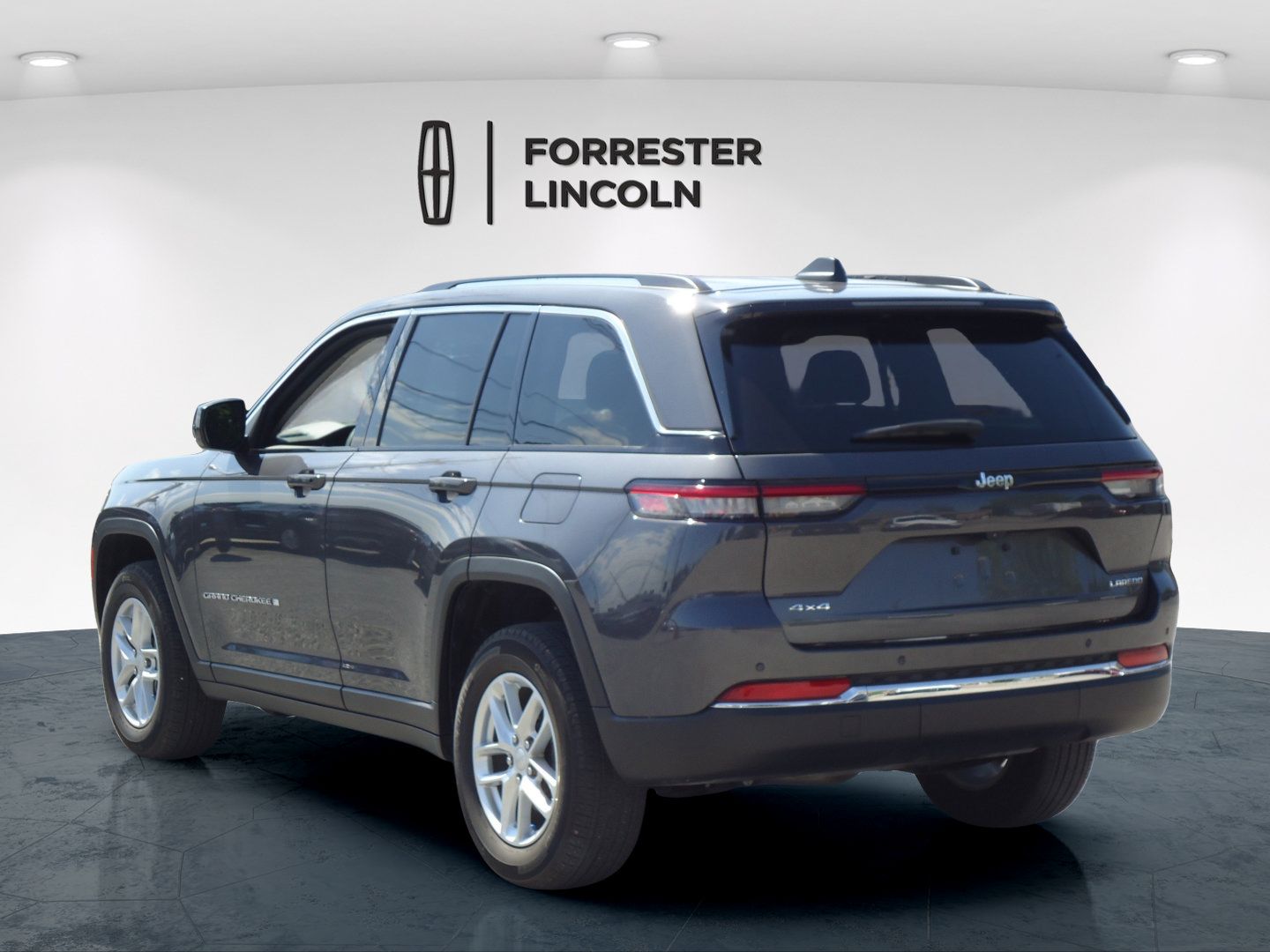 Used 2023 Jeep Grand Cherokee Laredo X AWD/4WD image 5