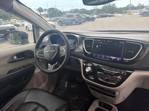 Used 2023 Chrysler Pacifica Touring-L FWD image 20