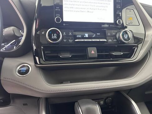 Used 2020 Toyota Highlander XLE AWD/4WD image 31