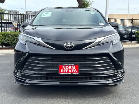 Used 2026 Toyota Sienna XLE FWD image 6