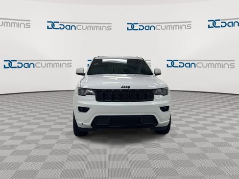 Used 2018 Jeep Grand Cherokee Altitude AWD/4WD image 3