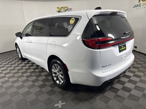 New 2026 Chrysler Pacifica Select image 5