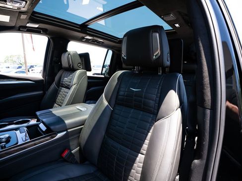Used 2025 Cadillac Escalade ESV Sport Platinum w/ LPO, Floor Liner Package AWD/4WD image 31