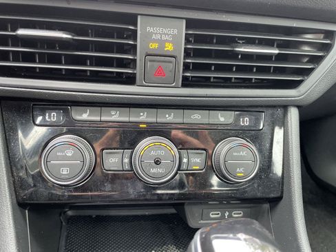 Used 2024 Volkswagen Jetta SE FWD image 19
