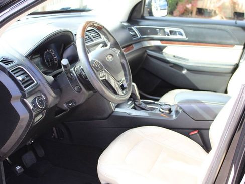 Used 2017 Ford Explorer Platinum image 10
