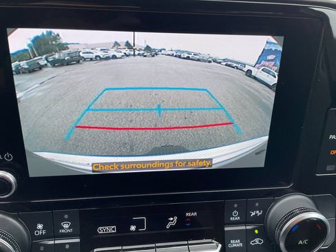 Used 2023 Toyota Highlander LE FWD image 20