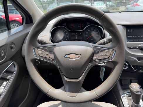 Used 2018 Chevrolet Cruze LT FWD image 17