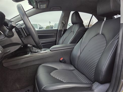 Used 2024 Toyota Camry SE image 11