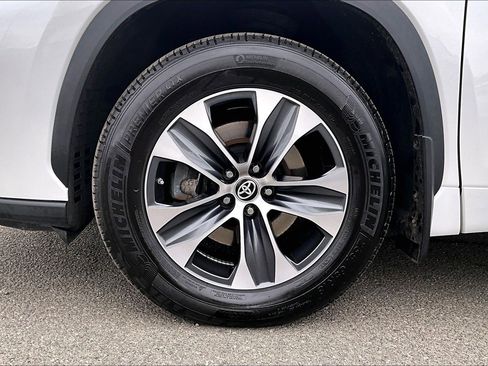 Used 2023 Toyota Highlander XLE image 9