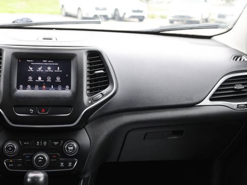 Used 2019 Jeep Cherokee Latitude Plus w/ Cold Weather Group AWD/4WD image 24