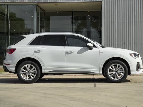 Certified 2025 Audi Q3 2.0T Premium Plus w/ Premium Plus Package image 4