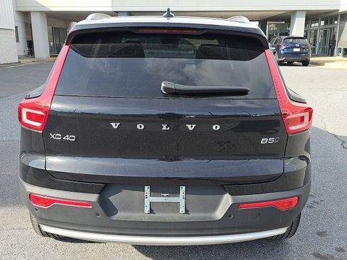 Used 2025 Volvo XC40 B5 Plus image 5