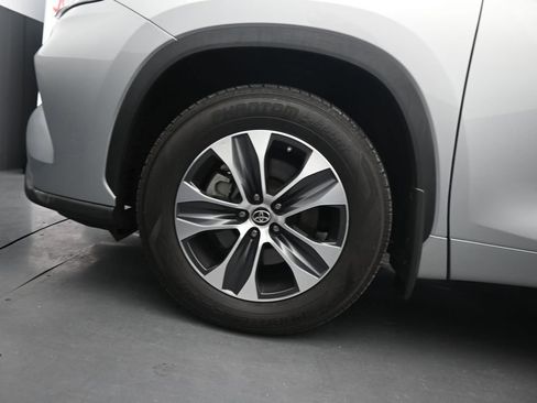 Used 2022 Toyota Highlander XLE AWD/4WD image 12