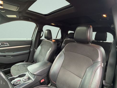 Used 2018 Ford Explorer XLT w/ XLT Appearance Package AWD/4WD image 25