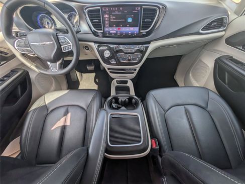 Used 2024 Chrysler Pacifica Touring-L FWD image 33
