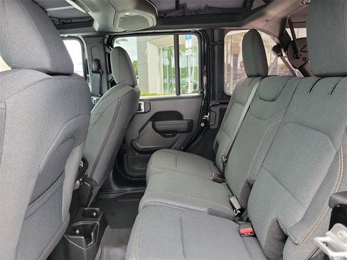 Used 2025 Jeep Wrangler Willys image 15