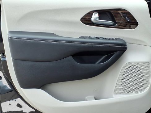 Used 2024 Chrysler Pacifica Limited FWD image 15