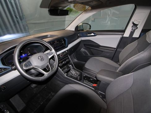 Used 2024 Volkswagen Taos SE image 2