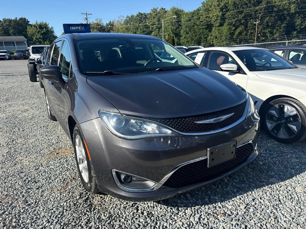 Used 2019 Chrysler Pacifica Touring Plus w/ Tire & Wheel Group FWD image 2