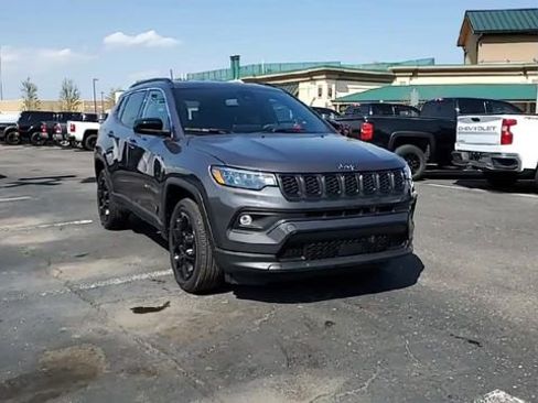 Used 2024 Jeep Compass Latitude AWD/4WD image 3