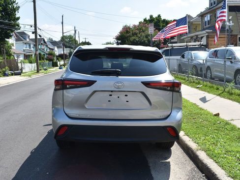 Used 2025 Toyota Highlander LE FWD image 7