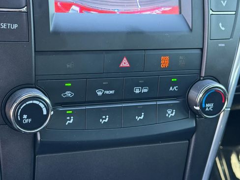 Used 2015 Toyota Camry SE w/ Moonroof Package FWD image 26