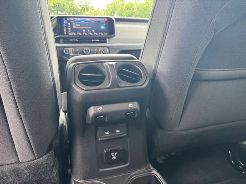 Used 2025 Jeep Wrangler Unlimited Sahara AWD/4WD image 22