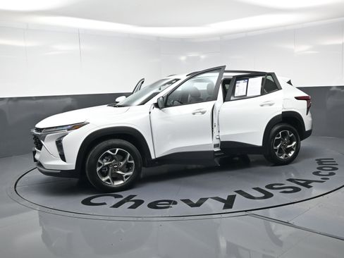 Certified 2025 Chevrolet Trax LT w/ Driver Confidence Package image 20