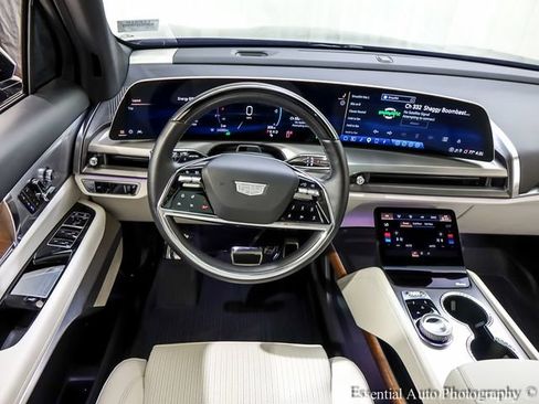Certified 2026 Cadillac Vistiq Luxury AWD/4WD image 3