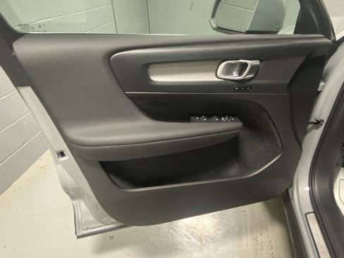 Used 2025 Volvo XC40 B5 Core image 7