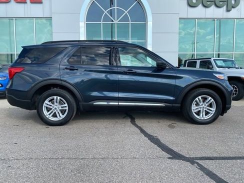 Used 2022 Ford Explorer XLT w/ Equipment Group 202A image 4