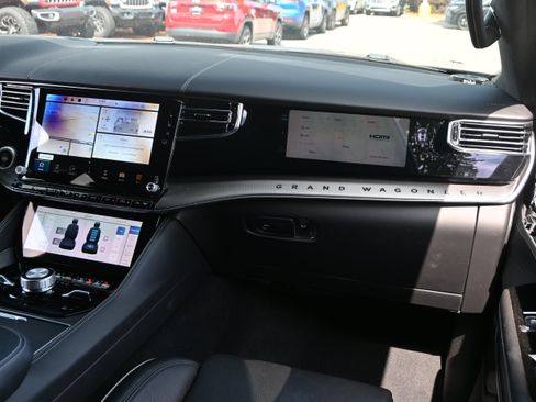 Used 2022 Jeep Grand Wagoneer Series II AWD/4WD image 32