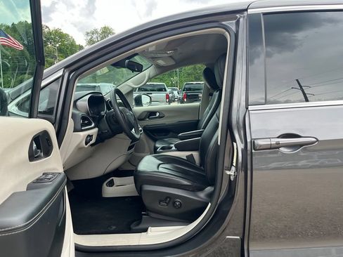 Used 2023 Chrysler Pacifica Touring-L FWD image 19