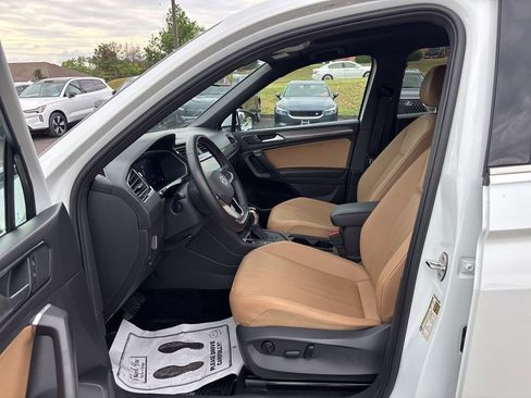 Used 2023 Volkswagen Tiguan SE w/ Panoramic Sunroof Package FWD image 15