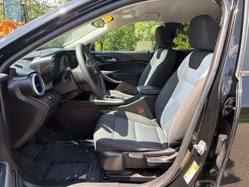 Used 2025 Chevrolet Trax LS FWD image 22